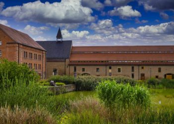Kloster Helfta von außen mit Teich im Vordergrund