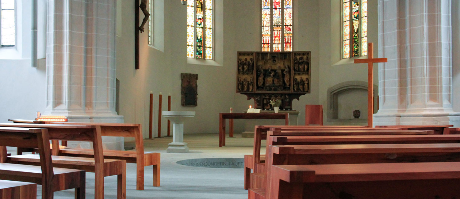 St. Petri-Pauli-Kirche - Altarraum mit in den Boden eingelassenes Taufbecken und Holzbänken