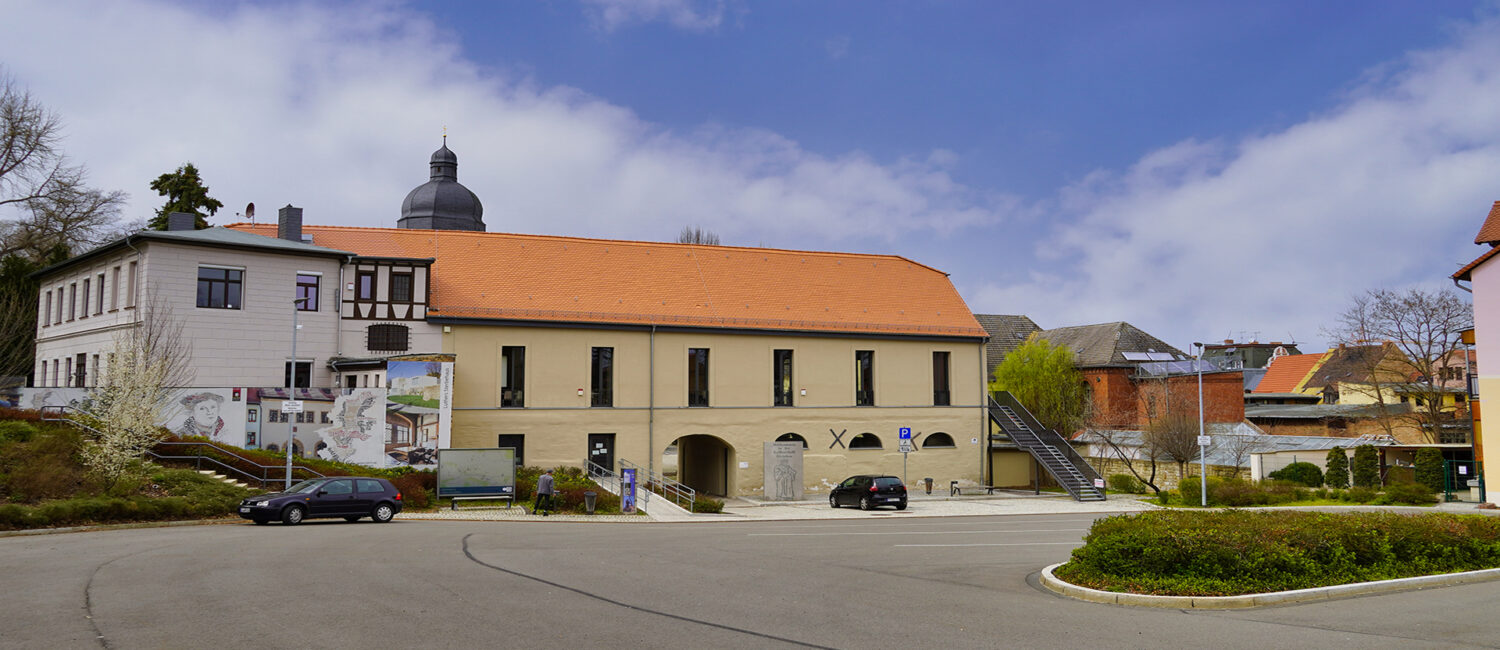 Malzscheune mit großem Parkplatz davor