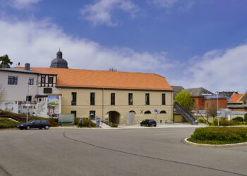 Malzscheune mit großem Parkplatz davor