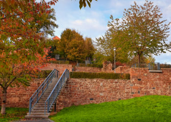 Stadtterrassen im Herbst - stufenweise Terrassen am Hang mit herbstlichen Bäumen darauf, durch Treppen miteinander verbunden