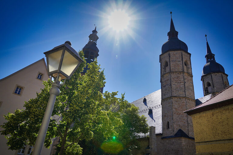 Außenansicht St. Andreas-Kirche in Lutherstadt Eisleben bei strahlendem Sonnenschein