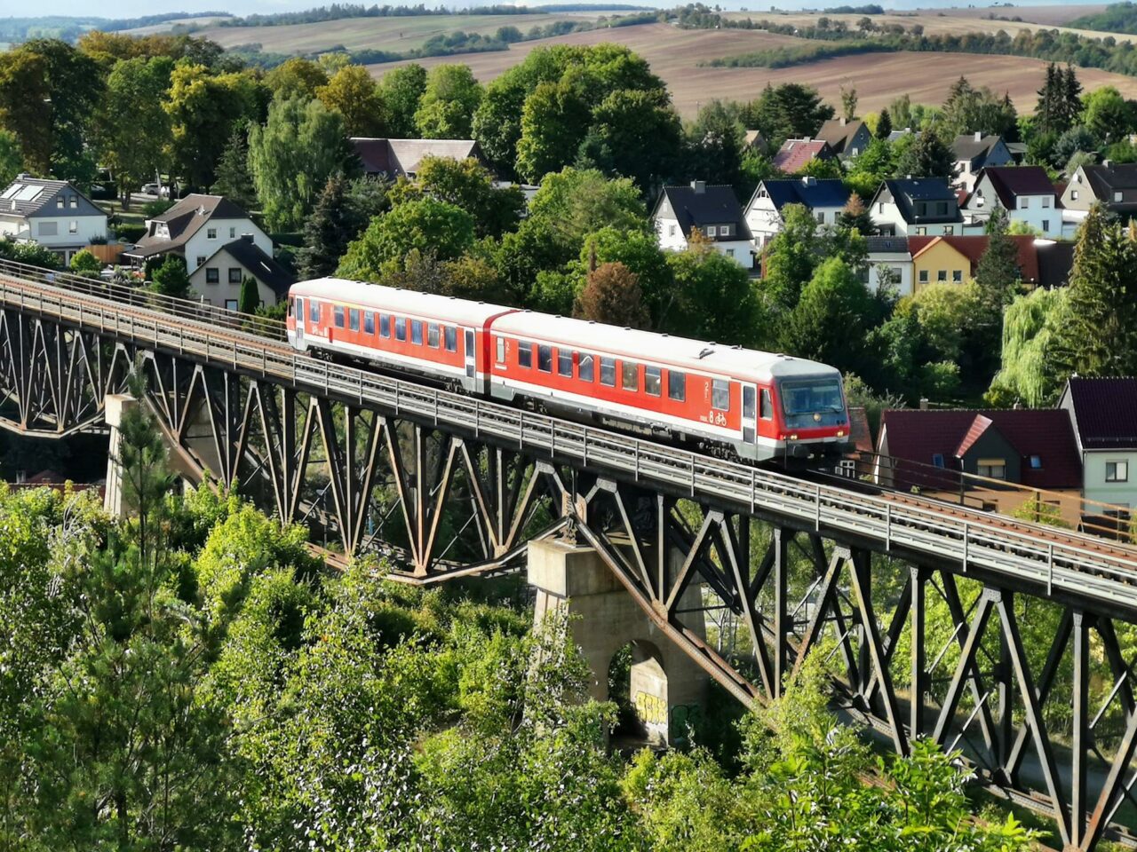 Wipperliese fährt über das Viadukt in Mansfeld