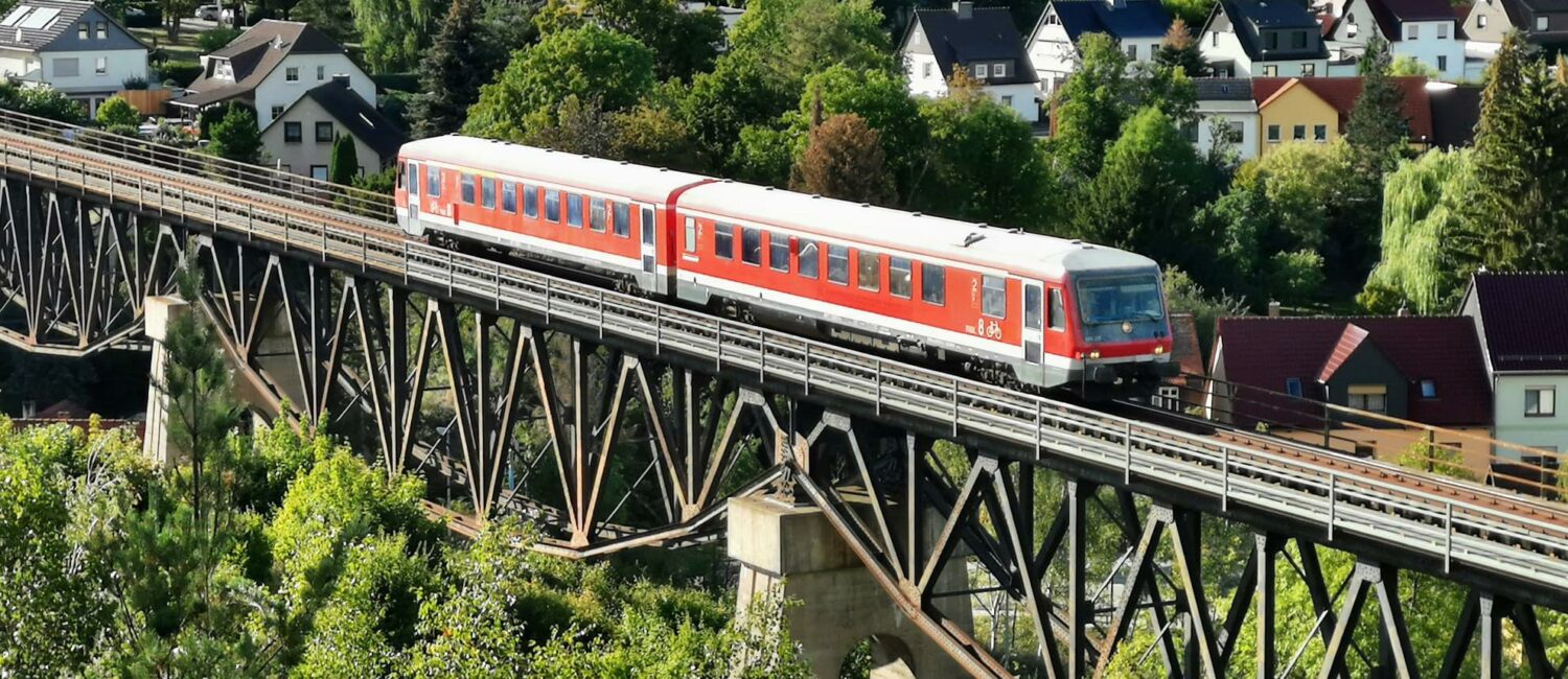 Wipperliese fährt über das Viadukt in Mansfeld