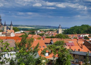 Blick über Häuser Luth. Eislebens mit St. Andreaskirche und Petri-Pauli-Kirche