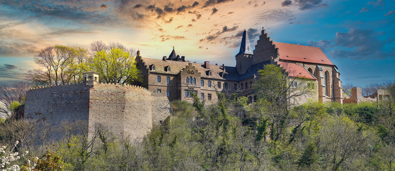 Mansfeld - Burgberg/Schloss Mansfeld - Blick von Mansfeld auf den Burgberg mit Schloss Mansfeld