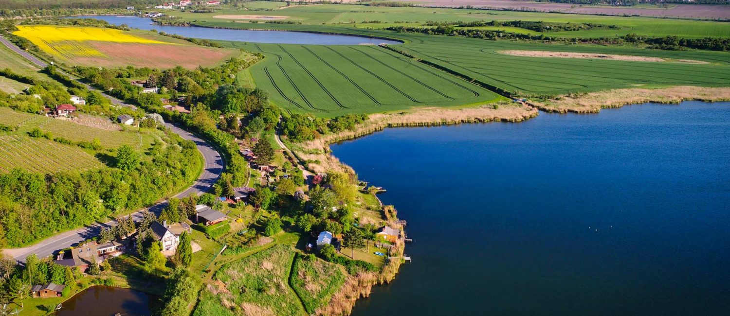 Luftaufnahmen vom Kernersee und Bindersee mit kleiner Siedlung