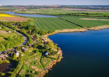 Luftaufnahmen vom Kernersee und Bindersee mit kleiner Siedlung