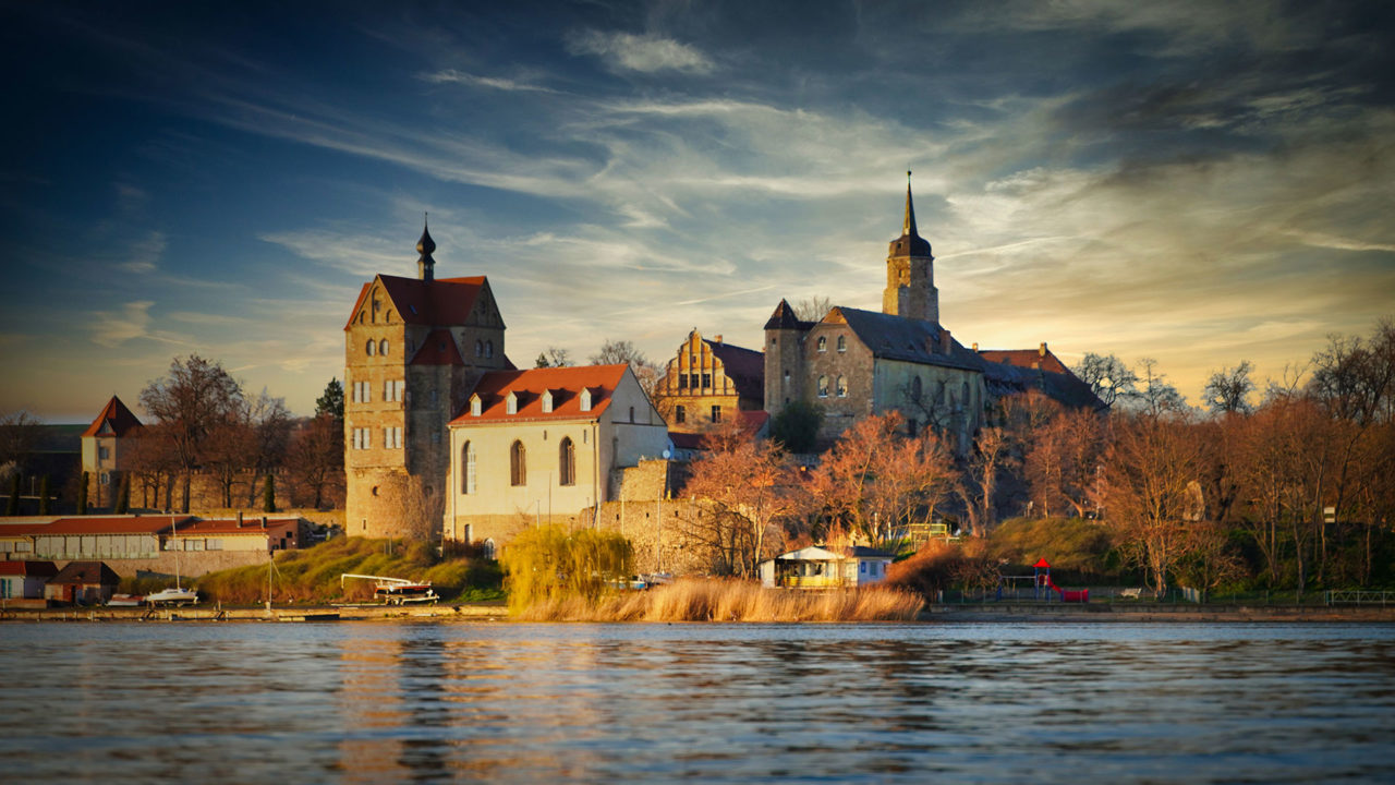 Mansfelder Land - Schloss Seeburg am Süßen See mit See im Vordergrund