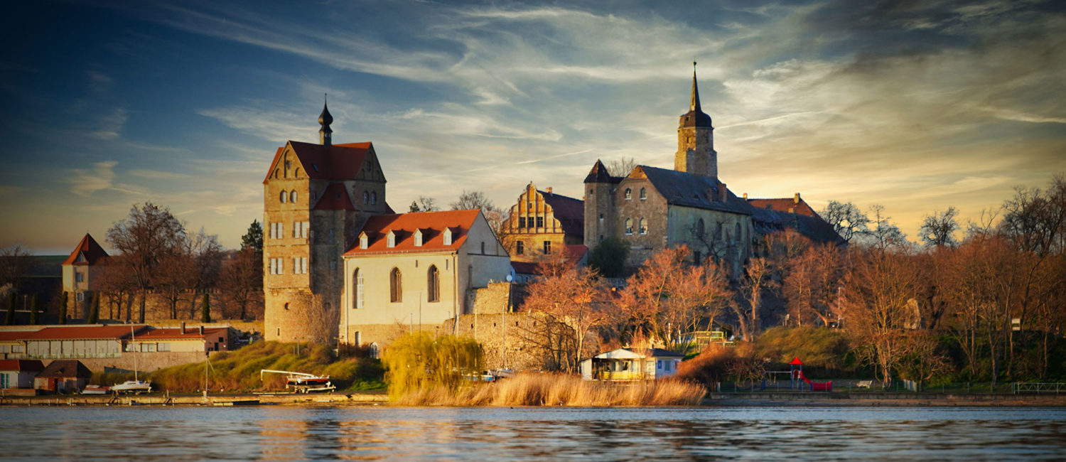 Mansfelder Land - Schloss Seeburg am Süßen See mit See im Vordergrund