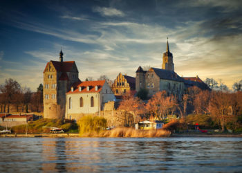 Mansfelder Land - Schloss Seeburg am Süßen See mit See im Vordergrund