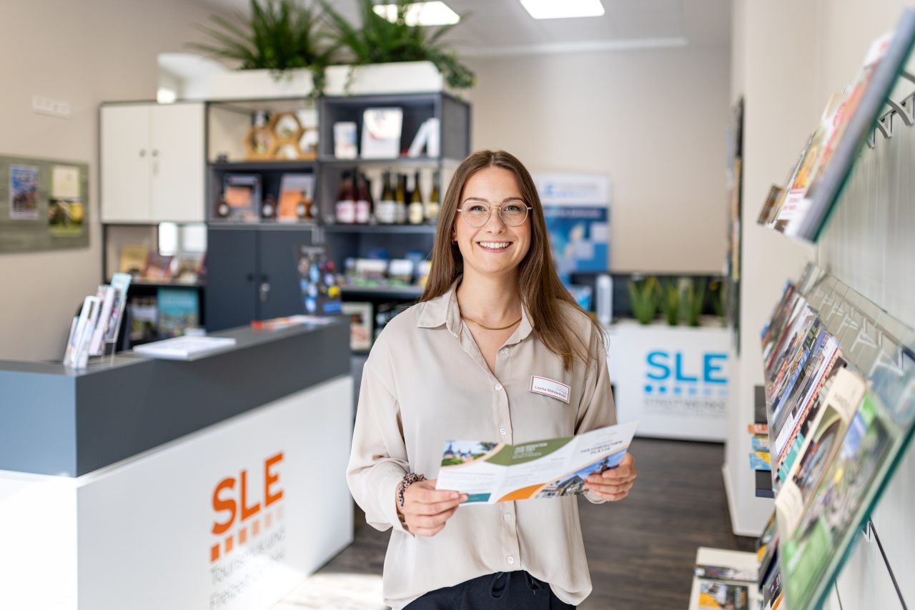 Louisa Mahrenholz, Leiterin TI, vor dem Tresen in der TI