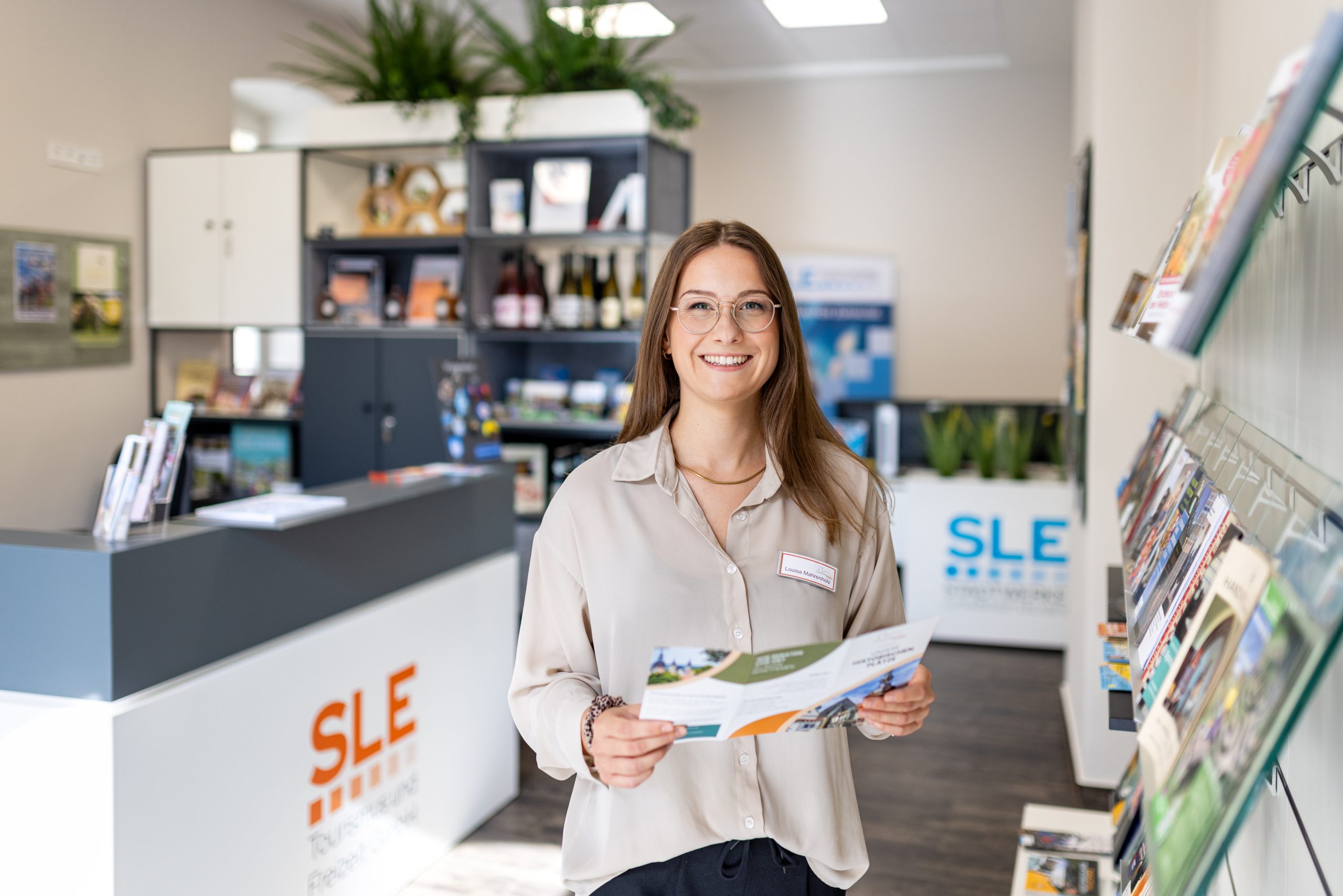 Louisa Mahrenholz, Leiterin TI, vor dem Tresen in der TI
