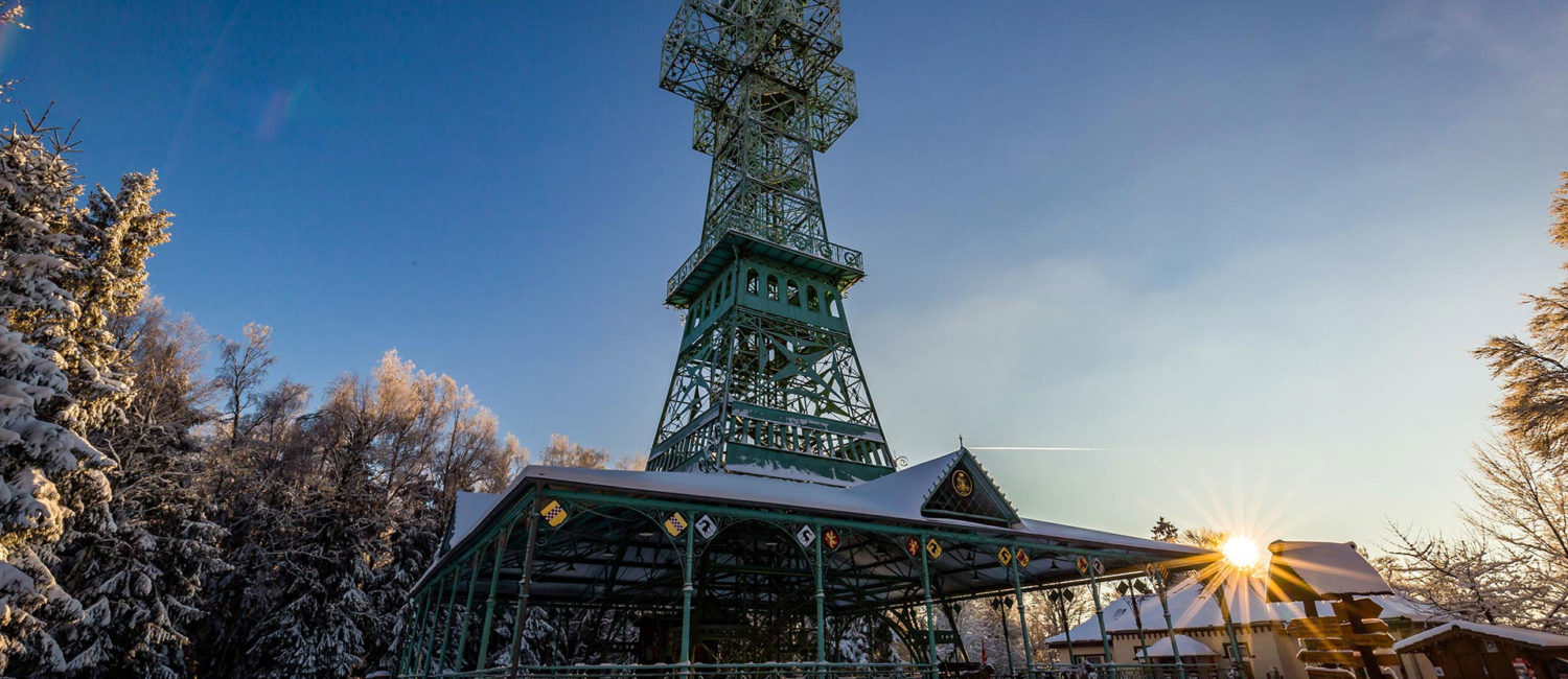 Stolberg (Harz) - Leicht mit Schnee bedecktes Josephskreuz auf dem Auerberg bei Sonnenaufgang