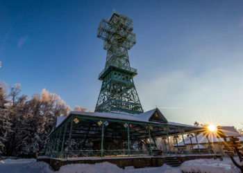 Stolberg (Harz) - Leicht mit Schnee bedecktes Josephskreuz auf dem Auerberg bei Sonnenaufgang