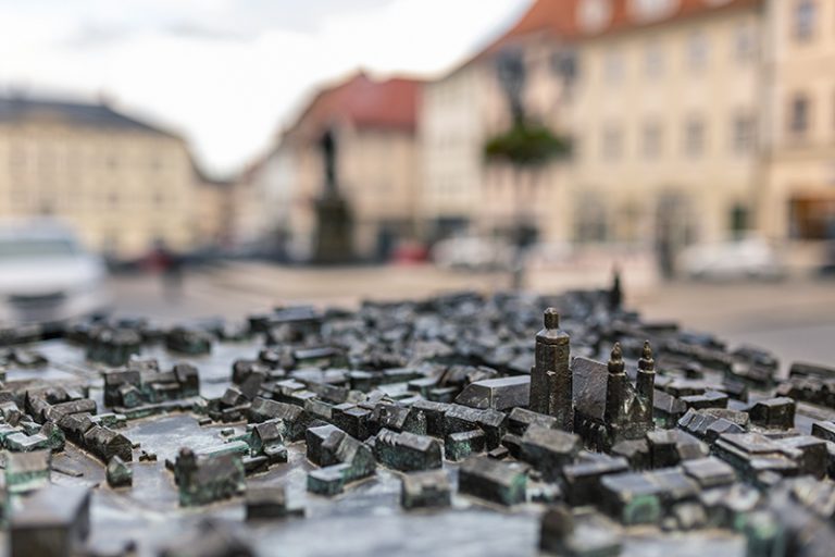 Nahaufnahme vom Bronze Modell der Innenstadt Lutherstadt Eisleben