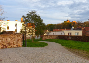 Vikariatsgarten - Grünfläche mit Steinmauer und Gehweg