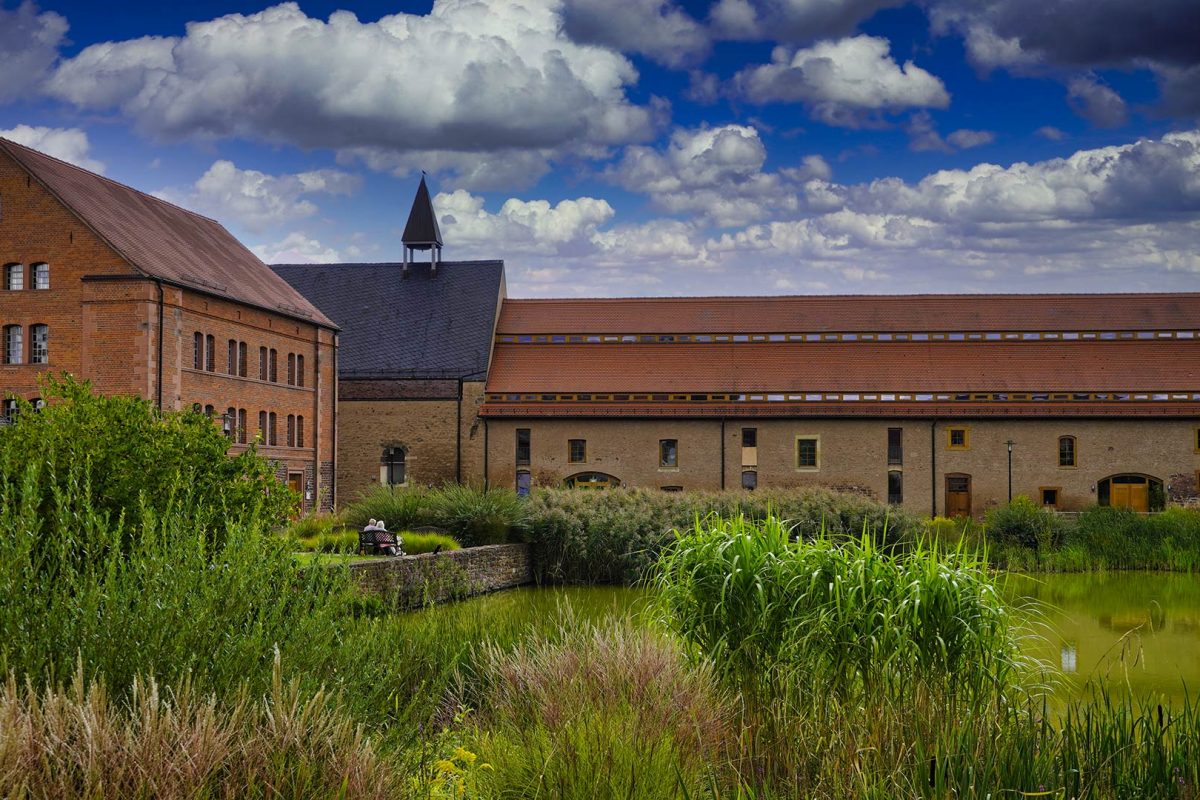 Kloster Helfta von außen mit Teich im Vordergrund