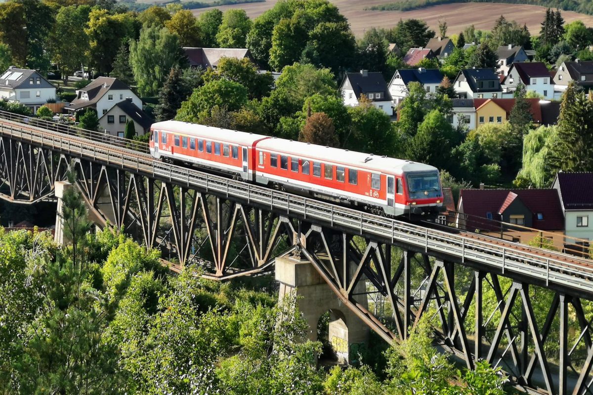 Wipperliese fährt über das Viadukt in Mansfeld
