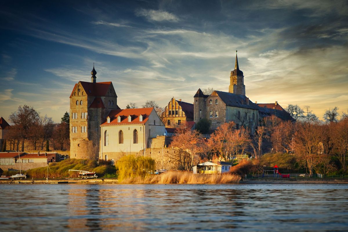 Mansfelder Land - Schloss Seeburg am Süßen See mit See im Vordergrund