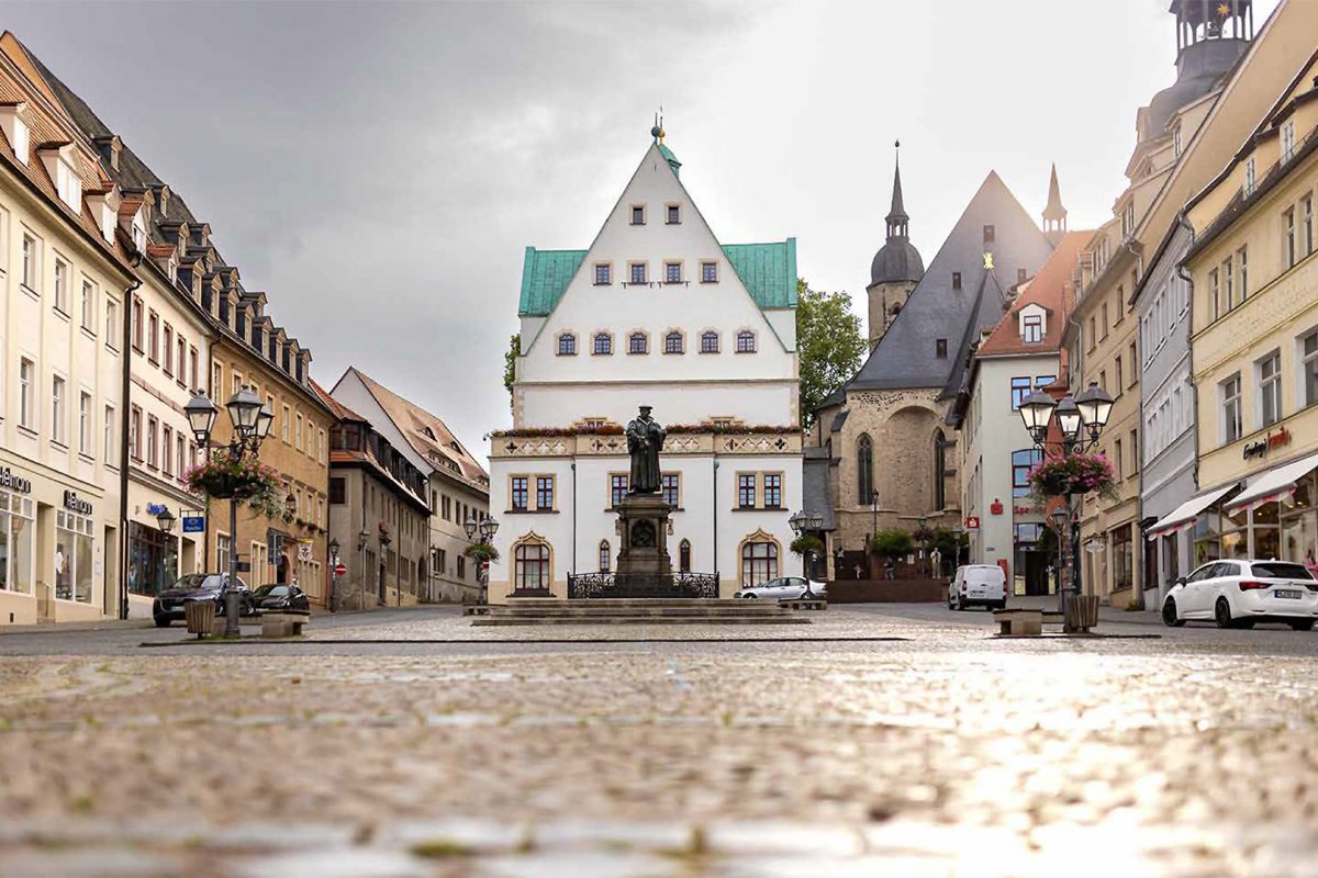 Markplatz Lutherstadt Eisleben mit Blick auf das Rathaus